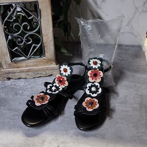 Cute leather floral sandals 👡